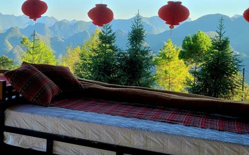 同文Experience Nature at Our Semi-Campsite in the Heart of the Mountains的一间带床的卧室，可欣赏山景