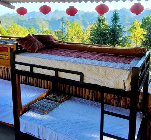 同文Experience Nature at Our Semi-Campsite in the Heart of the Mountains的一张可以欣赏山景的上下铺