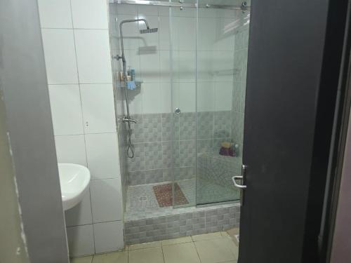 een badkamer met een douche en een wastafel bij Dream Land in Lagos