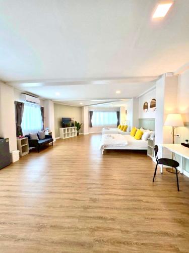 ein großes Wohnzimmer mit einem Bett und einer Couch in der Unterkunft The See Stay Hatyai in Hat Yai