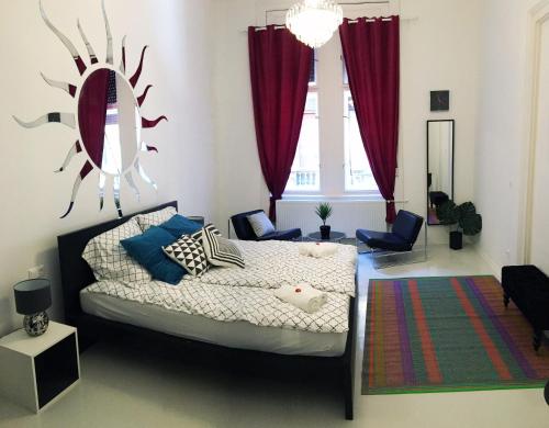 ブダペストにあるAnti-Cafe Kazinczyのベッドルーム1室(赤いカーテンと鏡付きのベッド1台付)