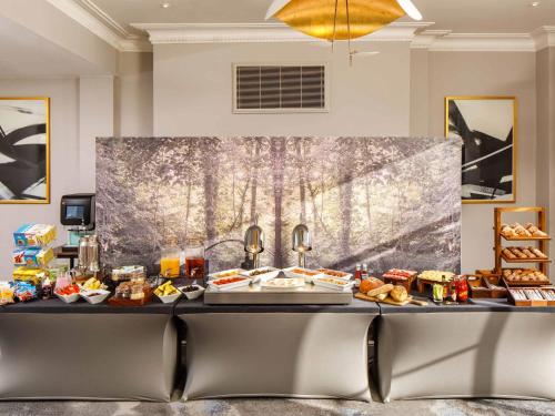 ein Buffet mit Speisen auf einem Tisch im Zimmer in der Unterkunft Mercure Gloucester Bowden Hall Hotel in Gloucester