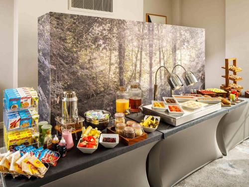 ein Buffet mit Speisen und Getränken auf der Theke in der Unterkunft Mercure Gloucester Bowden Hall Hotel in Gloucester