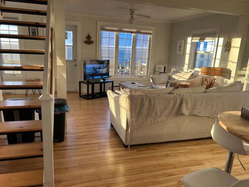 Khu vực ghế ngồi tại Seaside Cottage 180 Views