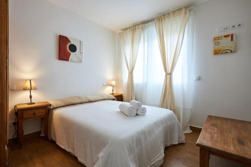 ein Schlafzimmer mit einem Bett, auf dem zwei Handtücher liegen in der Unterkunft El cuartel - Avila in Villatoro