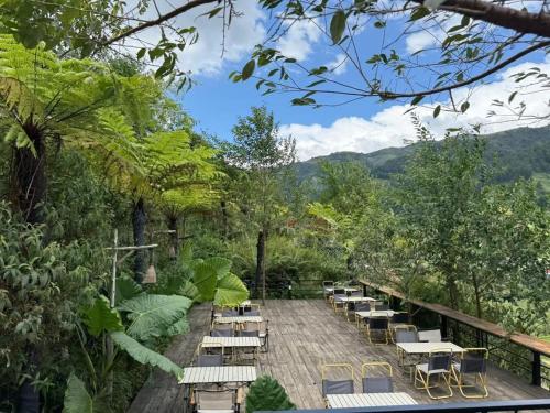 eine Gruppe von Tischen und Stühlen auf einer Terrasse in der Unterkunft Chiba Ecolodge Mù Cang Chải in Mù Cang Chải