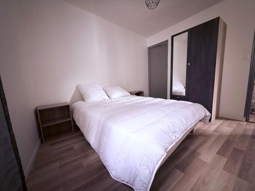 En eller flere senge i et værelse på Appartement centre historique Auxerre Arrivée autonome