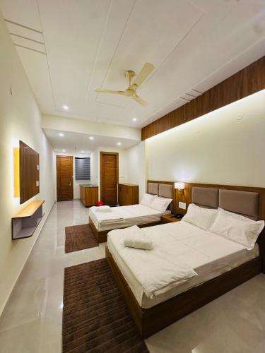 En eller flere senge i et værelse på Rishikesh Sadan Studio- Best stay in Tapovan , Guests Favourite,Travellers Delight!!