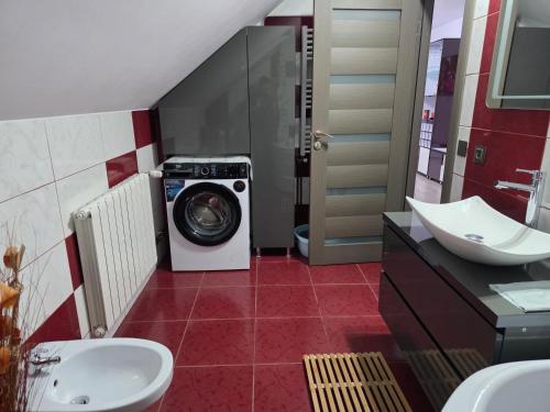 Et badeværelse på Mountain View Apartment