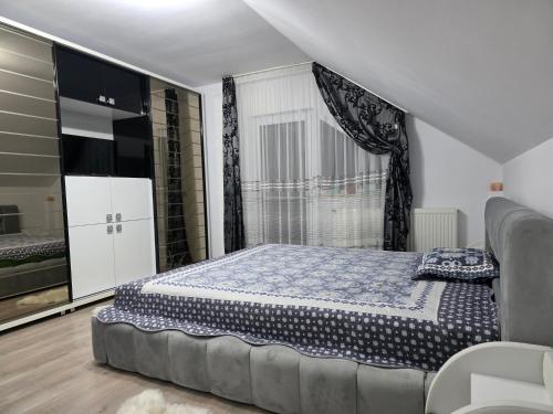 En eller flere senge i et værelse på Mountain View Apartment