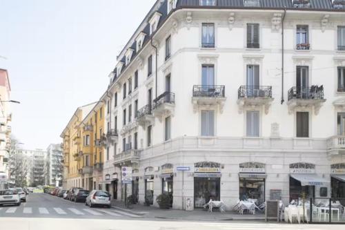Cozy home among the liveliest street of Isola