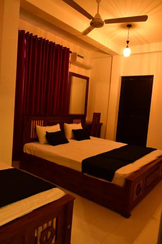 Postel nebo postele na pokoji v ubytování Lakmee Villa