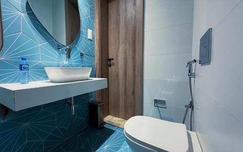 une salle de bains avec lavabo et toilettes dans l'établissement Atlanticblu hotels & Resort, à Abuja