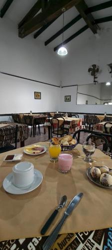 un tavolo con piatti di cibo e bevande sopra di alojamiento bella vista a Villa Carlos Paz