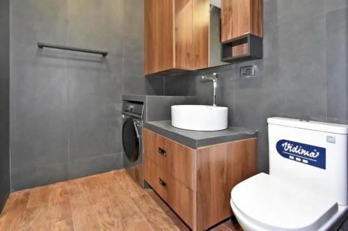 une petite salle de bain avec toilettes et lavabo dans l'établissement Comfort Apartment, à Aghk'ilisa