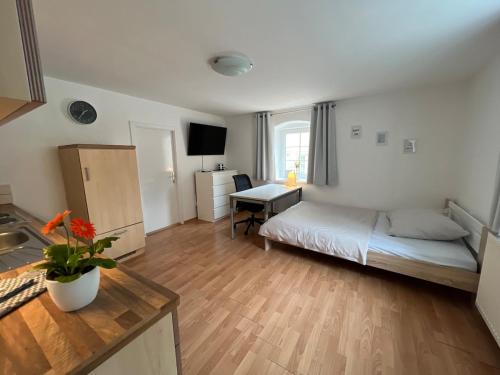 Postel nebo postele na pokoji v ubytování Yellow House Apartments - Top 5