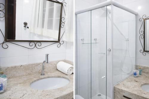 a bathroom with two sinks and a shower at Ap Completo a 5min Centro Eventos/10min praias in Itajaí