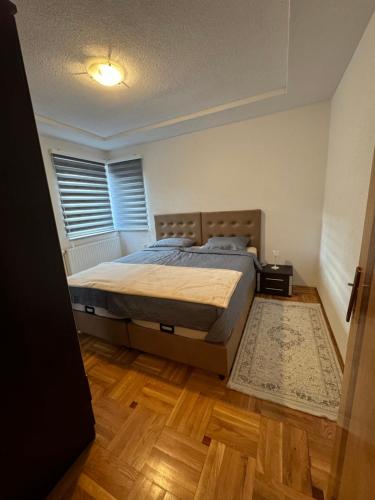 En eller flere senge i et værelse på Golden Lilly Apartment