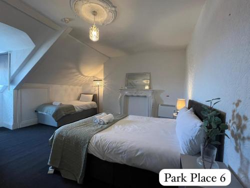 Postel nebo postele na pokoji v ubytování Park Place Apartments