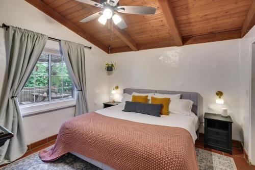 Giường trong phòng chung tại Creative SoCal Escape! Trabuco Canyon Casita