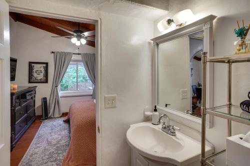 Phòng tắm tại Creative SoCal Escape! Trabuco Canyon Casita