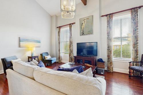 un soggiorno con due divani e una TV di 195 East Bay a Charleston