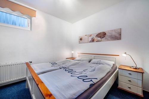 Ferienwohnung Dommel في كوكسهافن: غرفة نوم مع سرير مع وضع علامة عليه