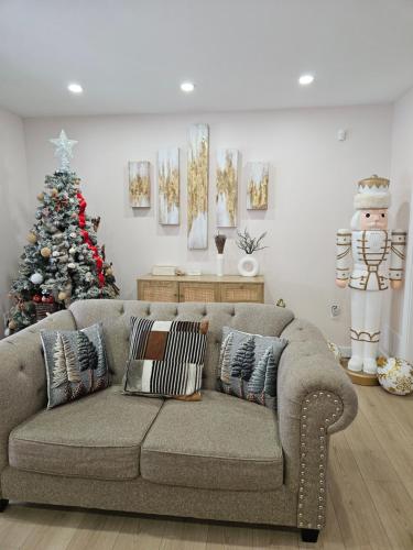 ein Wohnzimmer mit einer Couch und einem Weihnachtsbaum in der Unterkunft Riverfront Cottage Sauna Canoe Included Kids Playroom Nature Escape in Wasaga Beach