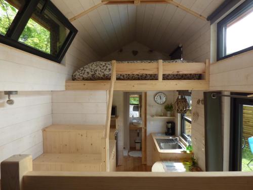 Una pequeña casa con una litera y una cocina. en Tiny house Keremma, en Tréflez