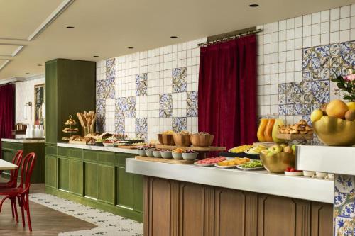 ein Buffet mit ausgestellten Speisen in einem Restaurant in der Unterkunft NH Collection Paris Ponthieu Champs-Élysées in Paris