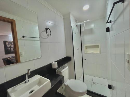 a bathroom with a toilet and a sink and a shower at Studio Via Alameda- Próximo ao Aeroporto de Guarulhos in Guarulhos