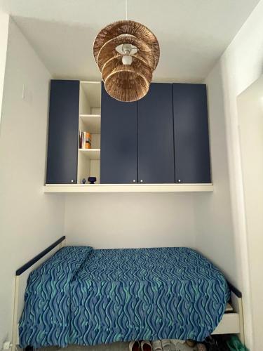 een slaapkamer met een bed en een plafondventilator bij VitaDaMare in Giardini Naxos