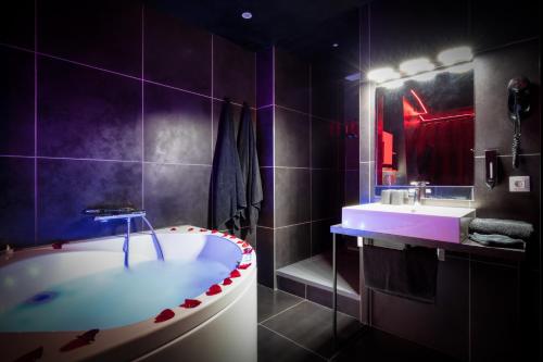 Love Room, L'interdit