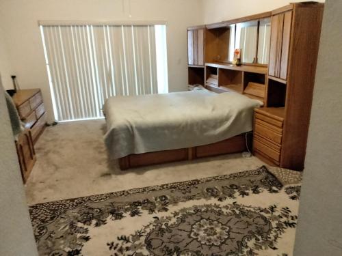 a bedroom with a bed and a mirror at La casa in Winter Haven
