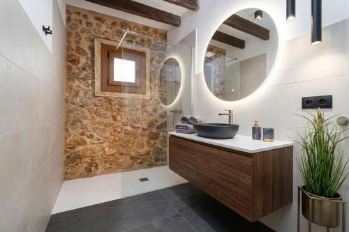ein Badezimmer mit Waschbecken und Spiegel in der Unterkunft Villa My Love Mallorca in Bunyola