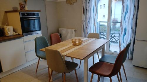 Kuchyň nebo kuchyňský kout v ubytování VILLARGONDRAN vélos en Maurienne garage motos