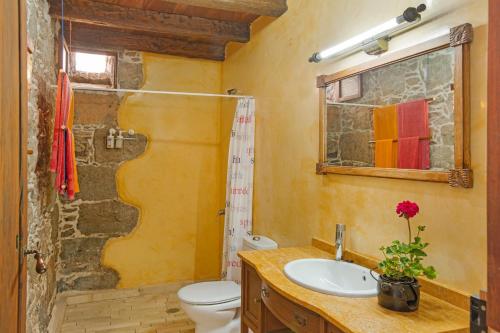 Et badeværelse på Casa Emblemática La Pileta Bentejui