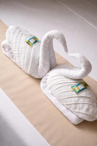 a towel shaped like a swan on a floor at Cristal park flats in Cristalina