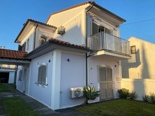 a white house with a balcony at Bird’s Home in Aveiro