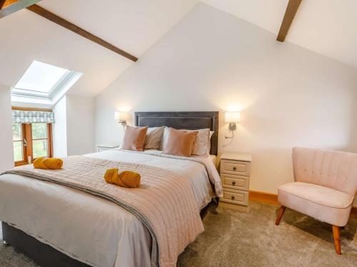 En eller flere senge i et værelse på 4 Bed in Hartland 83444