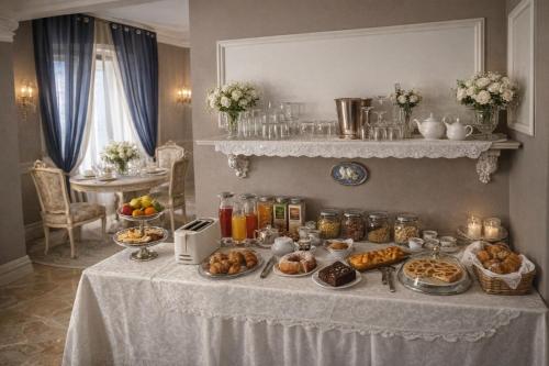 uma mesa com um bufê de comida em Il Borgo del Castello em Rota d'Imagna