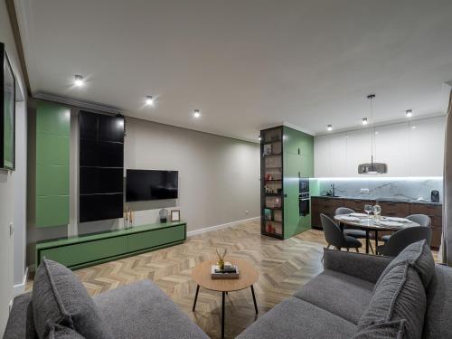 een woonkamer met een bank en een tv bij ArhitectINN Sibiu in Sibiu