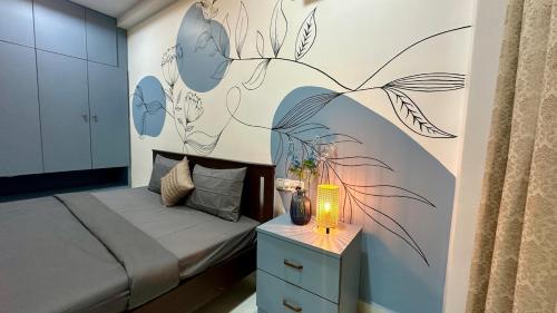 une chambre avec un lit et une table avec une lampe dans l'établissement Novo Stays - Artistic Boho Edition, à Hyderabad