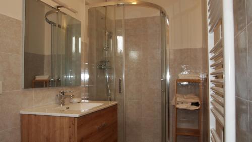 ein Badezimmer mit Waschbecken und Dusche in der Unterkunft B & B San Giovanni in Nigola