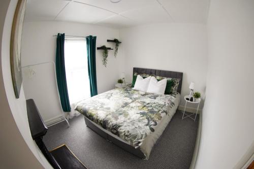 En eller flere senge i et værelse på Excellency Stays - 2 Bedroom House with Garden - Contractors, Families, Long Stays, Free Parking