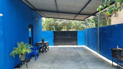 patio con pareti blu, tavolo e sedie di Pellin House a Bonito