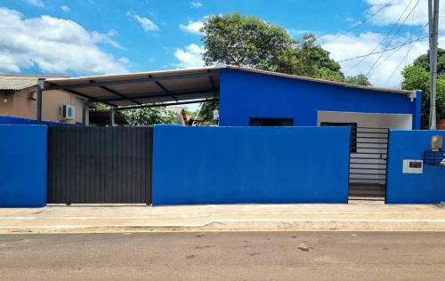 un edificio blu con cancello e recinzione di Pellin House a Bonito