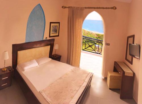 a bedroom with a bed and a door to a balcony at Villa Pappas in Kanali