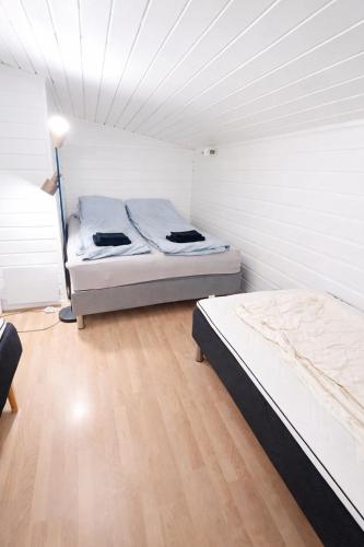 une chambre avec deux lits dans une pièce dans l'établissement Large apartment with good view!, à Tromsø