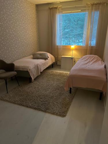 En eller flere senge i et værelse på Rauhallinen 3 huonetta ja keittiö